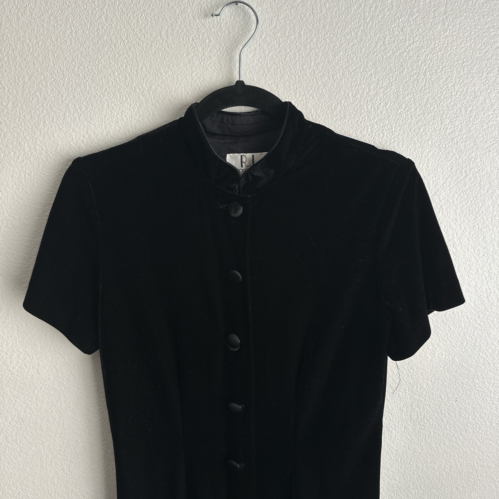 Vintage RJ collection gothic black velvet dress
fits like a size 6 or 8/Medium